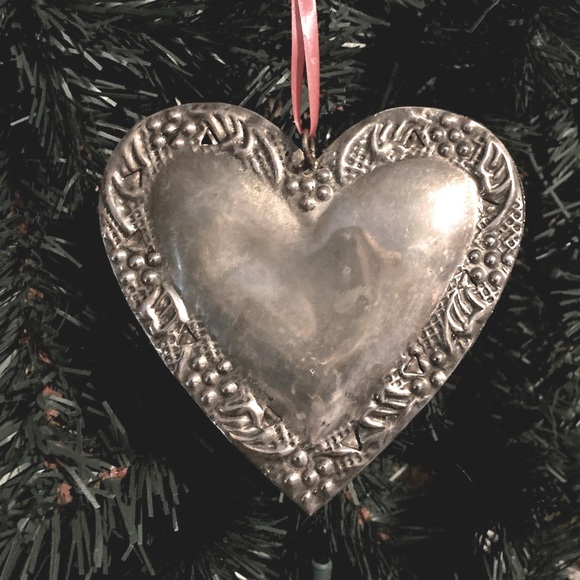 Antique silver plated decorative heart shaped ornament/pendant (Vintage style) - Picture 2 of 16